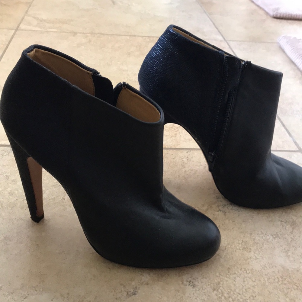 Ladies black high heals booties 7.5